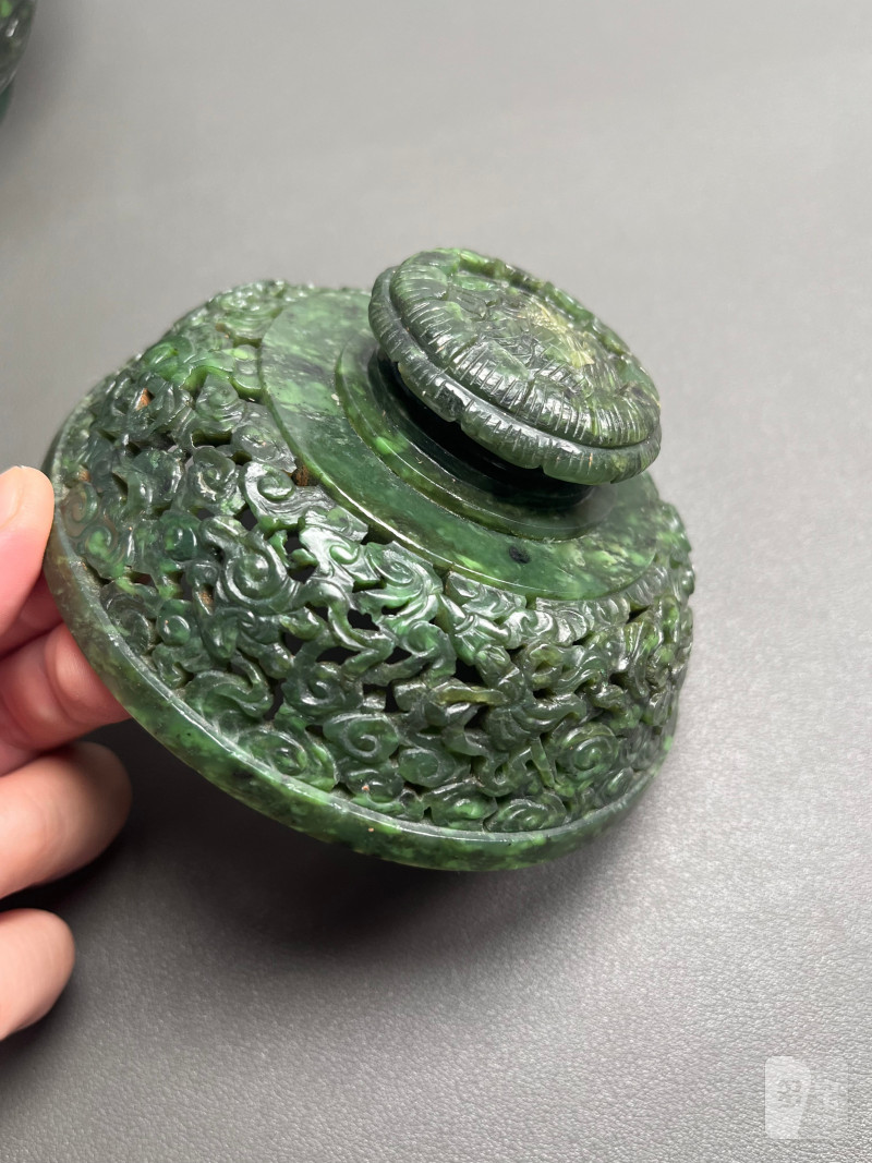 清乾隆  碧玉饕餮纹折沿熏炉（带木座） - 图7